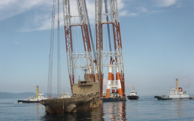 Wreck removal of a sunken vessel