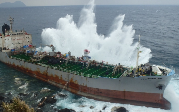 Wreck removal of a grounded vessel